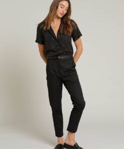 דוגמנית לובשת מכנסיים ארוכים עם כיסים בצדדים ובגב, גומי אחורי במותן