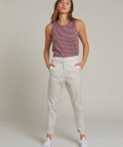 דוגמנית לובשת מכנסיים ארוכים עם כיסים בצדדים ובגב, גומי אחורי במותן