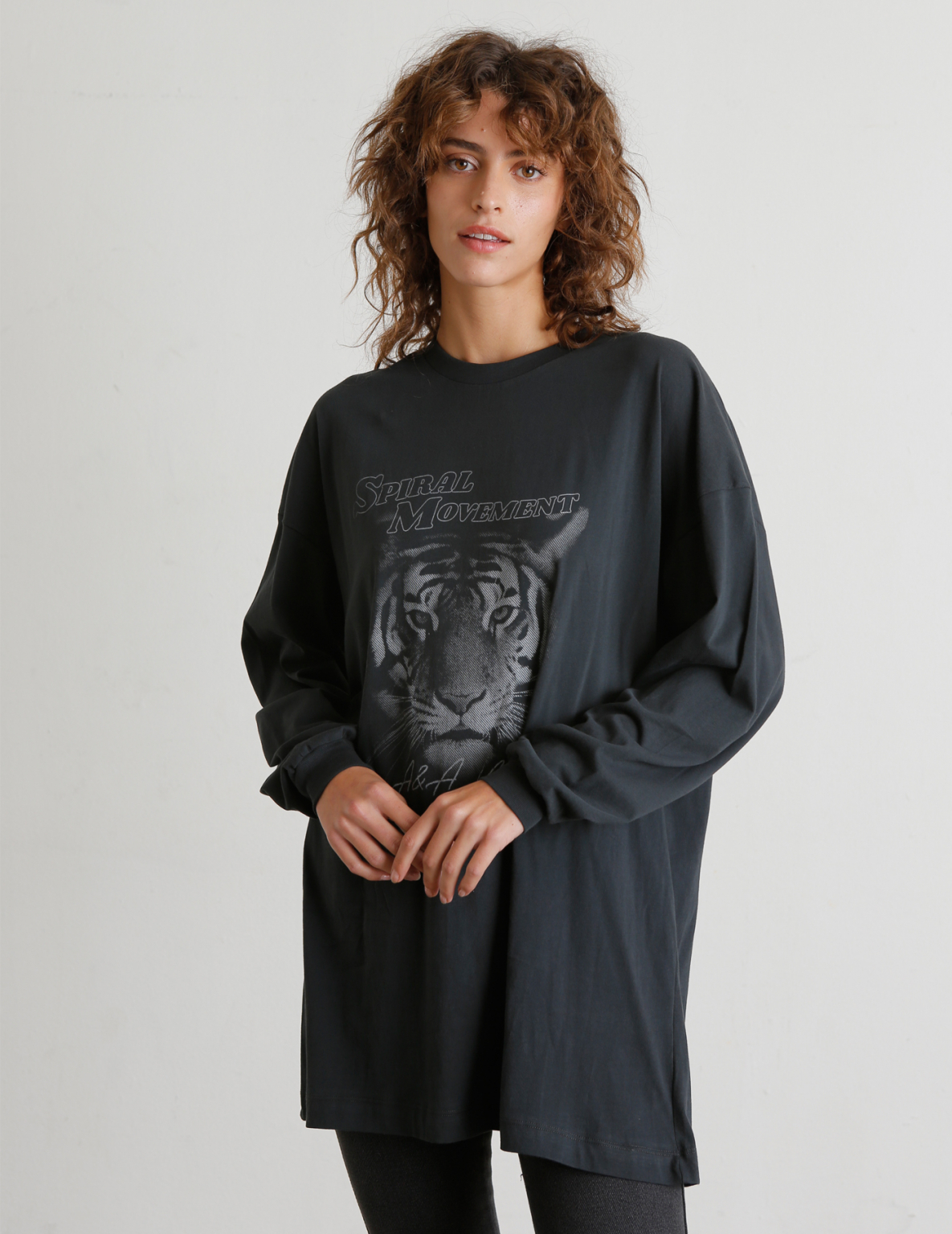 ⁦שמלת פרינט WHITNEY שחור⁩ – תמונה ⁦2⁩
