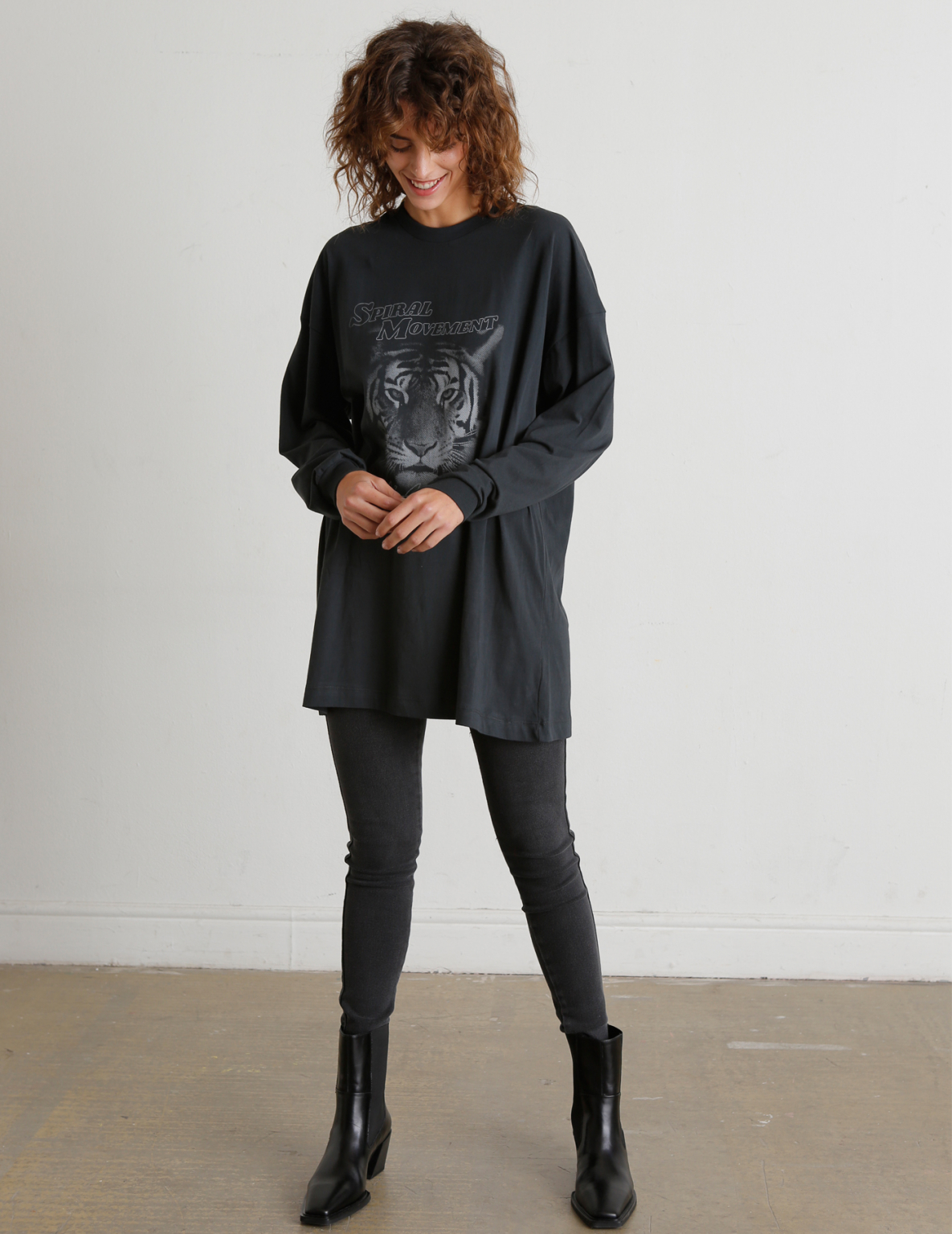 ⁦שמלת פרינט WHITNEY שחור⁩ – תמונה ⁦3⁩