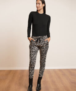 מכנסי NAEBA כתמים