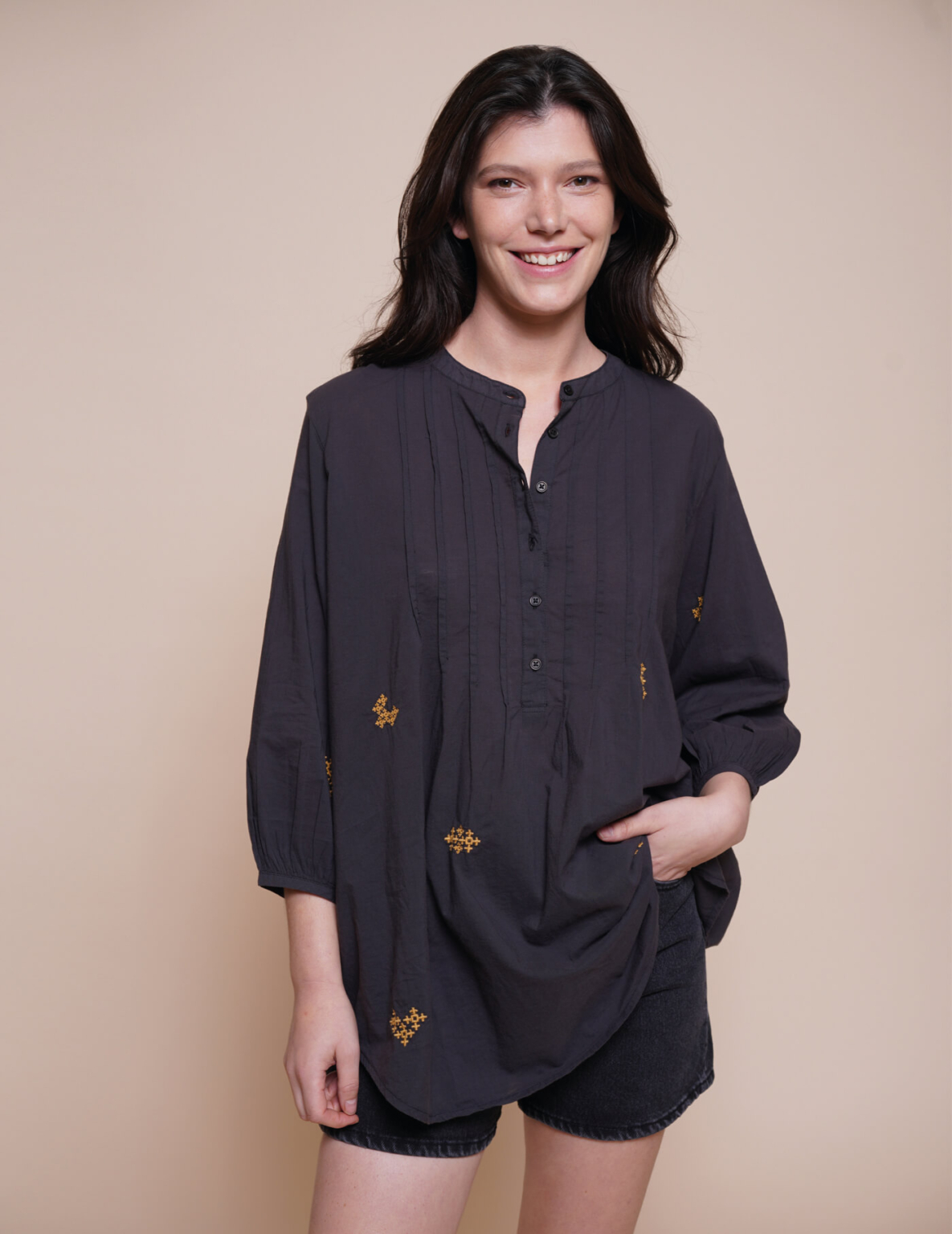 ⁦גלביה NARKIS שחור רקמה זהב⁩ – תמונה ⁦6⁩