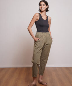 מכנסי בלון עם פנסים קדמיים, כיסים צידיים מכנס גובה קרסול . צבע זית