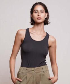 גופייה צמודה כתפיות דקות בצבע אפור כהה