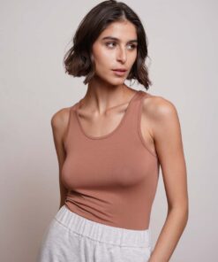 גופייה צמודה בגוון חמרה כתפיות צרות