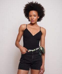 בגד גוף מפתח משולש בצבע שחור רצועות מתכוננות