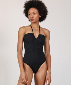 בגד ים שחור כיווצים בחזה. קשירת צוואר