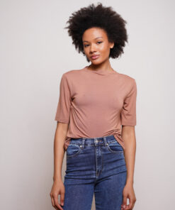 חולצת צצוארון חצי שרוול בצבע חמרה