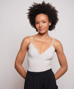 בגד גוך עם מפתח משולשים בצבע אפור בהיר, תיק תיק לסגירה ורצועות מתכוונות