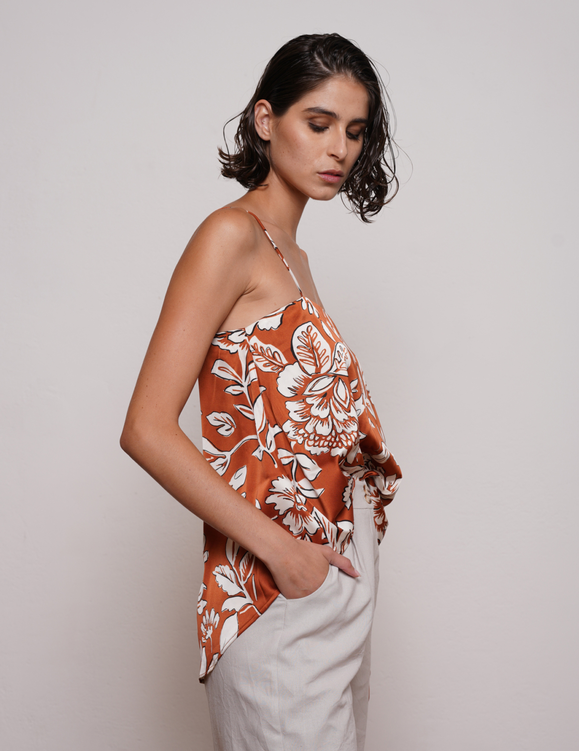 ⁦גופיית PEONY ורוד פרח לבן⁩ – תמונה ⁦3⁩