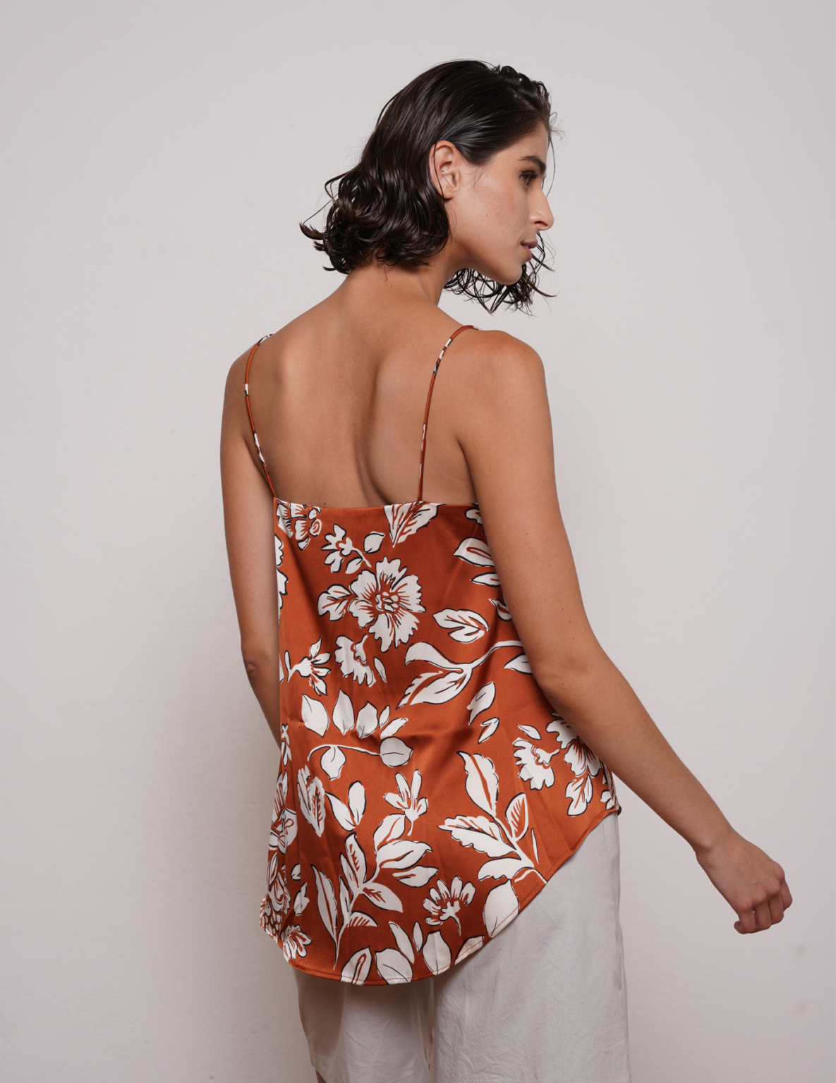 ⁦גופיית PEONY ורוד פרח לבן⁩ – תמונה ⁦4⁩