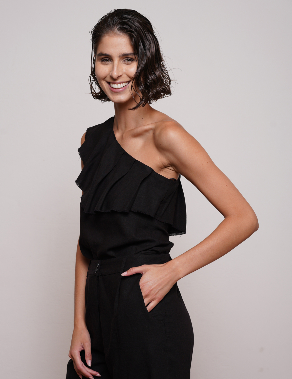 ⁦גופיית DAISY כתף אחת שחורה⁩ – תמונה ⁦4⁩