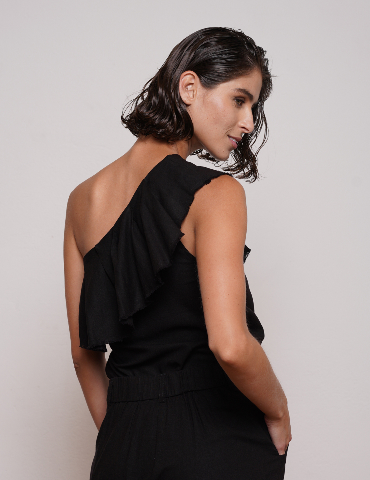 ⁦גופיית DAISY כתף אחת שחורה⁩ – תמונה ⁦5⁩