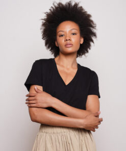 טי שירט וי בצבע שחור