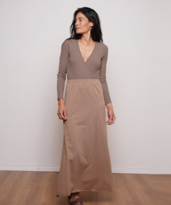 חצאית סריג גזרת עפרון צבע קאמל, שסע צדדי