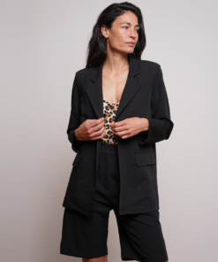 בלייזר שחור מחוייט עם דיטייל בשרוול פסים