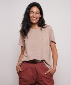 טי שירט קלאסית מוקה פס לבן