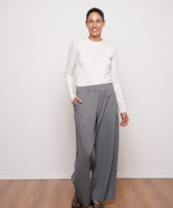 מכנס בגזרת רגל רחבה , כיסים צידיים , גומי במותן צבע אפור