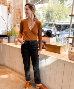 ג'ינס בגזרת MOM שחור ווש