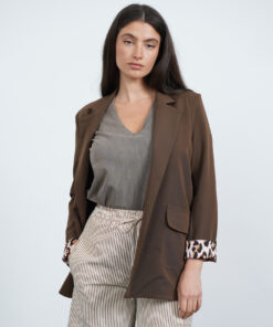 RUTH בלייזר חום בשילוב קצה שרוול ורוד מנומר